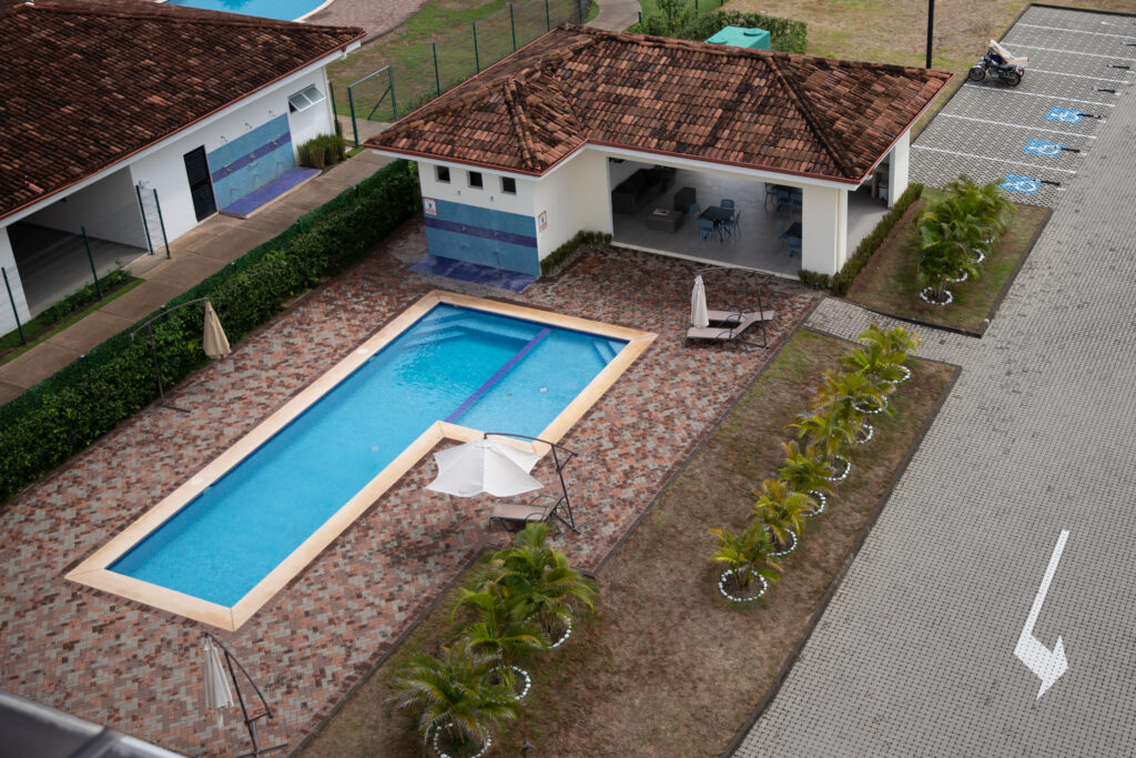 Piscina exterior del hospedaje en Playa Bejuco
