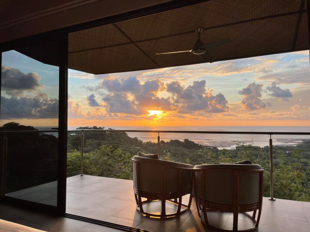 Cielo de atardecer visto desde el alojamiento en Puntarenas